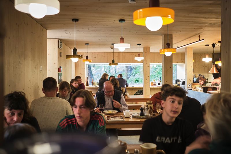 cabanotel - transformation de l'hôtel du col d'hérens à ferpècle – le réfectoire de cabane, un lieu de convivialité, de rencontres... – Colla images